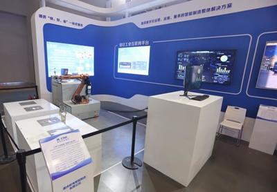 絡釘工業互聯網平臺、絡釘復合機器人系統。重慶機電集團供圖